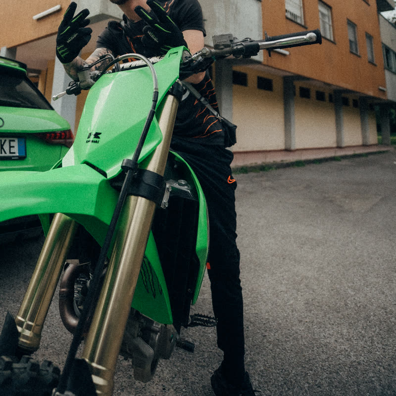 Front of the KX450: number plate, fender and fork guards